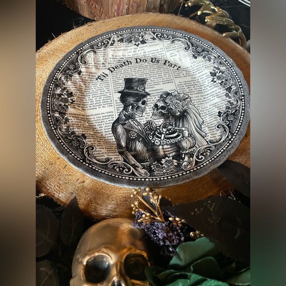 NWOT Queen’s Gothic Skeleton Bride & Groom Wedding Couple Til Death Plate - Picture 1 of 10
